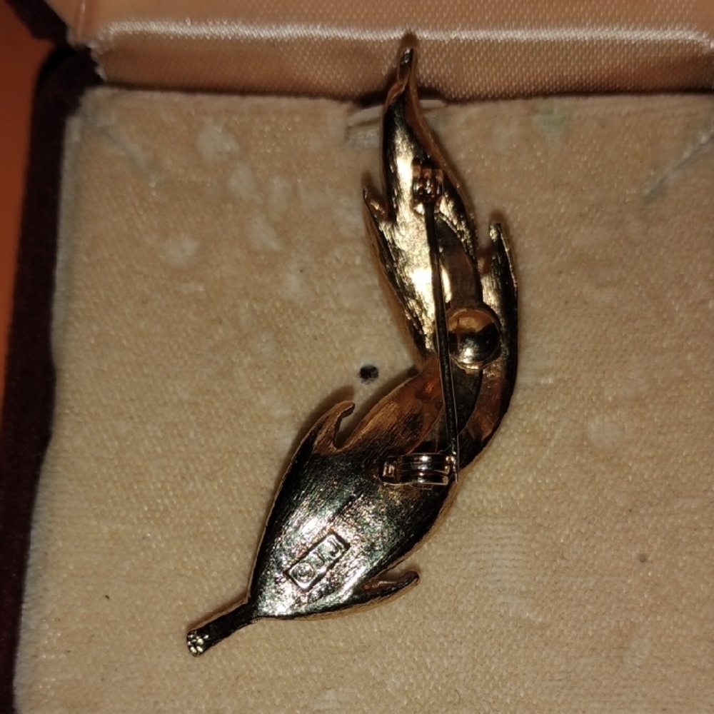 Elegant Silver and Gold Feather Brooch - Picture 3 of 4